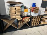 plein de boîtes, les unes sur les autres, sur une étagère
