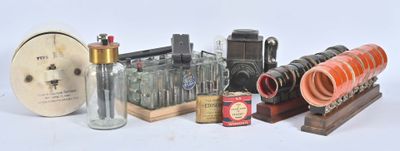 un grand nombre d'objets différents posés sur une table