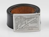 la ceinture est dotée d'une boucle métallique sur laquelle figure un logo