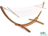 Le support de hamac est en bois et est équipé d'un hamac blanc.