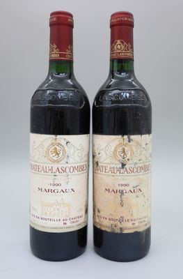 deux bouteilles de vin rouge posées l'une à côté de l'autre sur une table