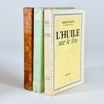 deux livres posés l'un sur l'autre sur une surface blanche