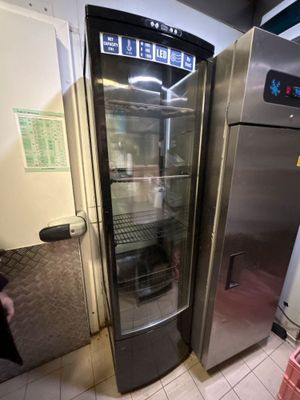 un réfrigérateur avec une porte en verre dans une cuisine