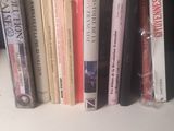 Plusieurs livres sont alignés sur une étagère à côté d'un ordinateur portable