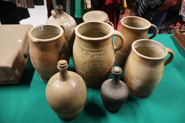 Lot de grès, pichet, bouteilles, faisselles, pot couvert