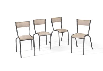 On voit trois chaises alignées sur un fond blanc.