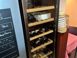 une cave à vin contenant de nombreuses bouteilles de vin