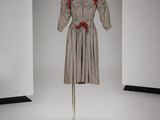 une photo d'une robe posée sur un mannequin dans une pièce