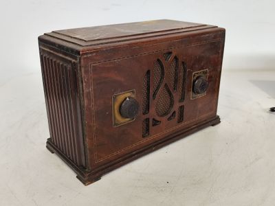 une radio à l'ancienne posée sur une table, à côté d'une souris