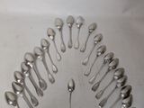 many spoons and spoon spoons arranged in a circle