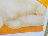 un tableau représentant une femme nue allongée sur une surface orange