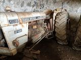 un tracteur qui se trouve dans une pièce sale