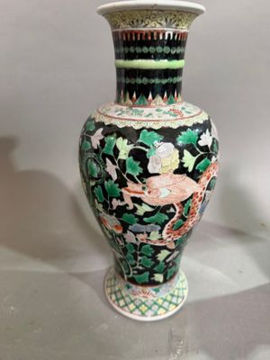 un vase posé sur une table dans une pièce