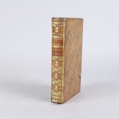 un vieux livre posé sur une surface blanche