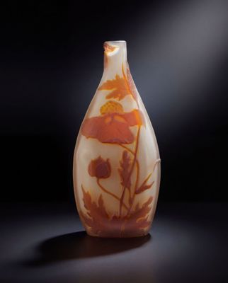 un vase orange et blanc posé sur une table