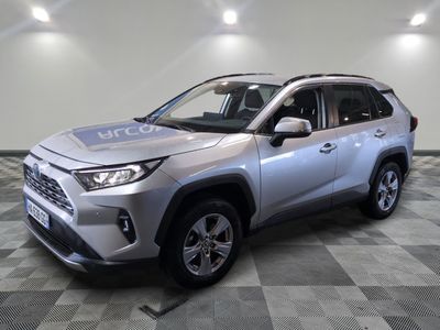 Une Toyota RAV 2020 dans un showroom au sol à damier