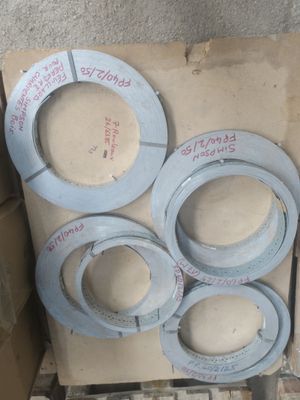 une boîte contenant tout un tas de pièces métalliques de différents types