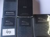 quatre boîtes de parfum Jaguar posées sur une table