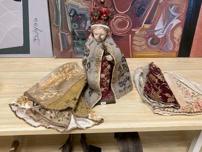 une statue représentant une femme assise sur une table en bois