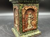 une statue représentant une femme, posée sur un socle posé sur une table