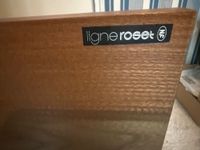 Bibliothèque Ligne Roset. Dans la vitrine, 2 néons. (photo 5)