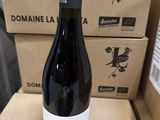 une bouteille de vin posée sur une table