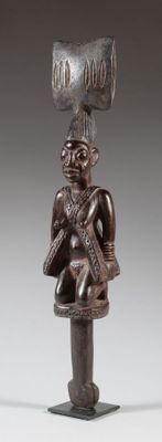l'image d'une statue d'un homme avec un chapeau sur la tête