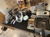 un plan de travail de cuisine sur lequel sont posés tout un tas d'appareils électroménagers