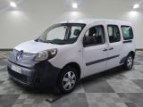 la photo d'une petite camionnette blanche garée dans un garage
