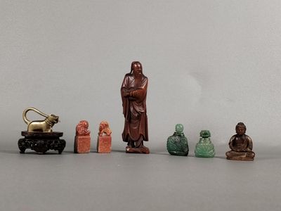 beaucoup de petites figurines qui se trouvent sur la table