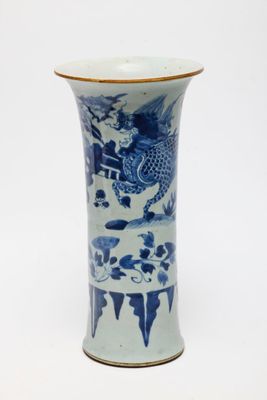 un vase bleu et blanc orné d'un dragon