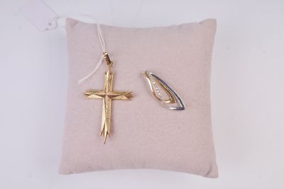 deux bijoux posés sur un oreiller, sur une surface blanche