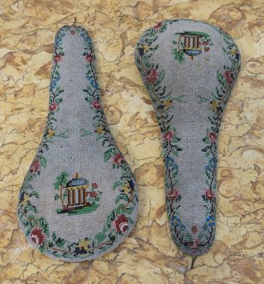 paire de housses de selle anciennes en tissu brodé, ornées de motifs floraux