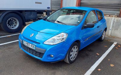 une voiture bleue garée dans un parking