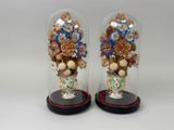deux vases contenant des fleurs, posés sur une table