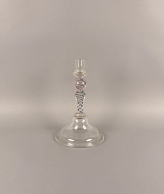 un bougeoir en verre posé sur une table
