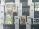 beaucoup de timbres accrochés au mur avec des étiquettes de prix