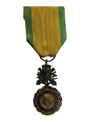 gros plan d'une médaille sur fond blanc