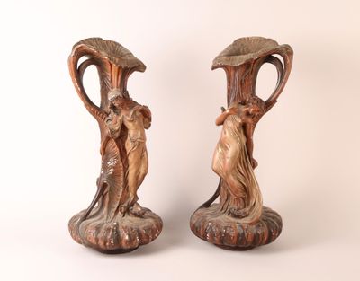paire de vases anciens en bois, ornés de personnages sur fond blanc