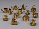 une photo représentant une collection de théières et de cafetières anciennes en laiton