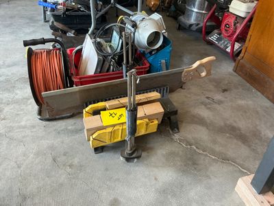 une photo d'un tas de bric-à-brac dans un garage