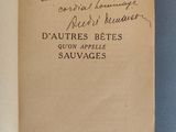 un livre ouvert, sur lequel on peut lire des notes manuscrites, posé sur une table
