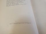 un livre ouvert sur lequel figure l'image d'un chat