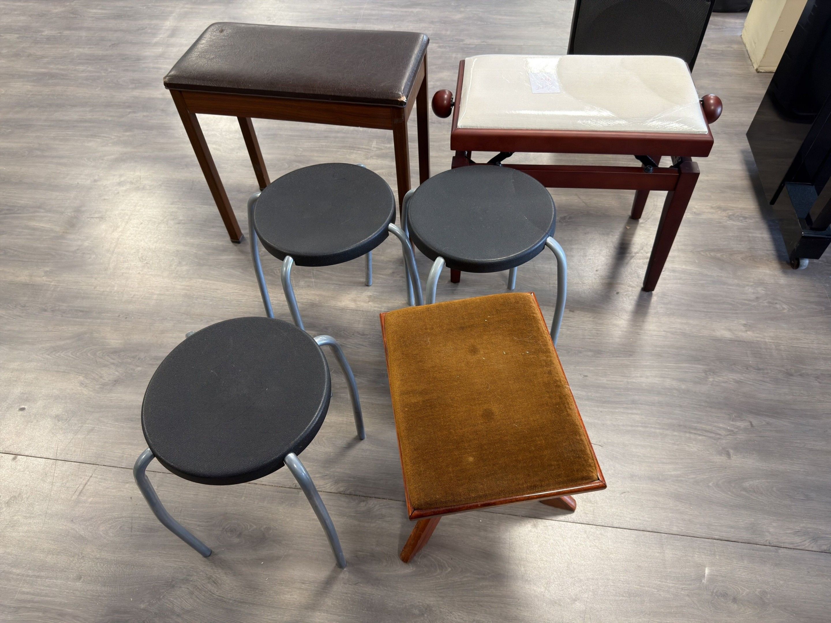 Ensemble de six banquettes et tabourets