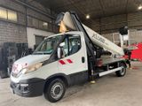 un camion blanc avec une grue à l'arrière