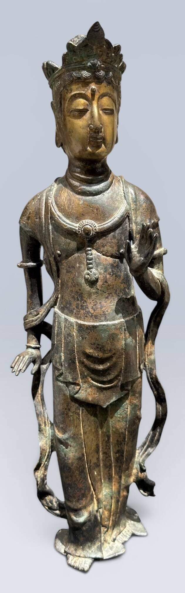 Importante et élégante statue en bronze (alliage cuivreux) à patine sombre présentant de riches restes de dorure anci...