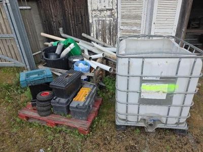beaucoup de déchets dans la cour à côté d'un immeuble