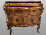 une image représentant une commode en bois surmontée de tiroirs