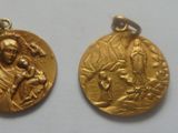 deux médailles en or représentant Jésus et Marie sur un fond blanc