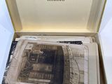 une boîte ouverte dans laquelle figure l'image d'un bâtiment